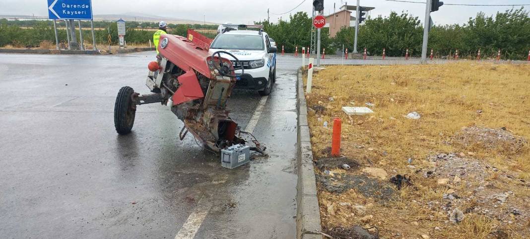 Yolcu otobüsü ve traktör çarpıştı, biri ikiye bölündü: 1 ölü, 1 yaralı 3